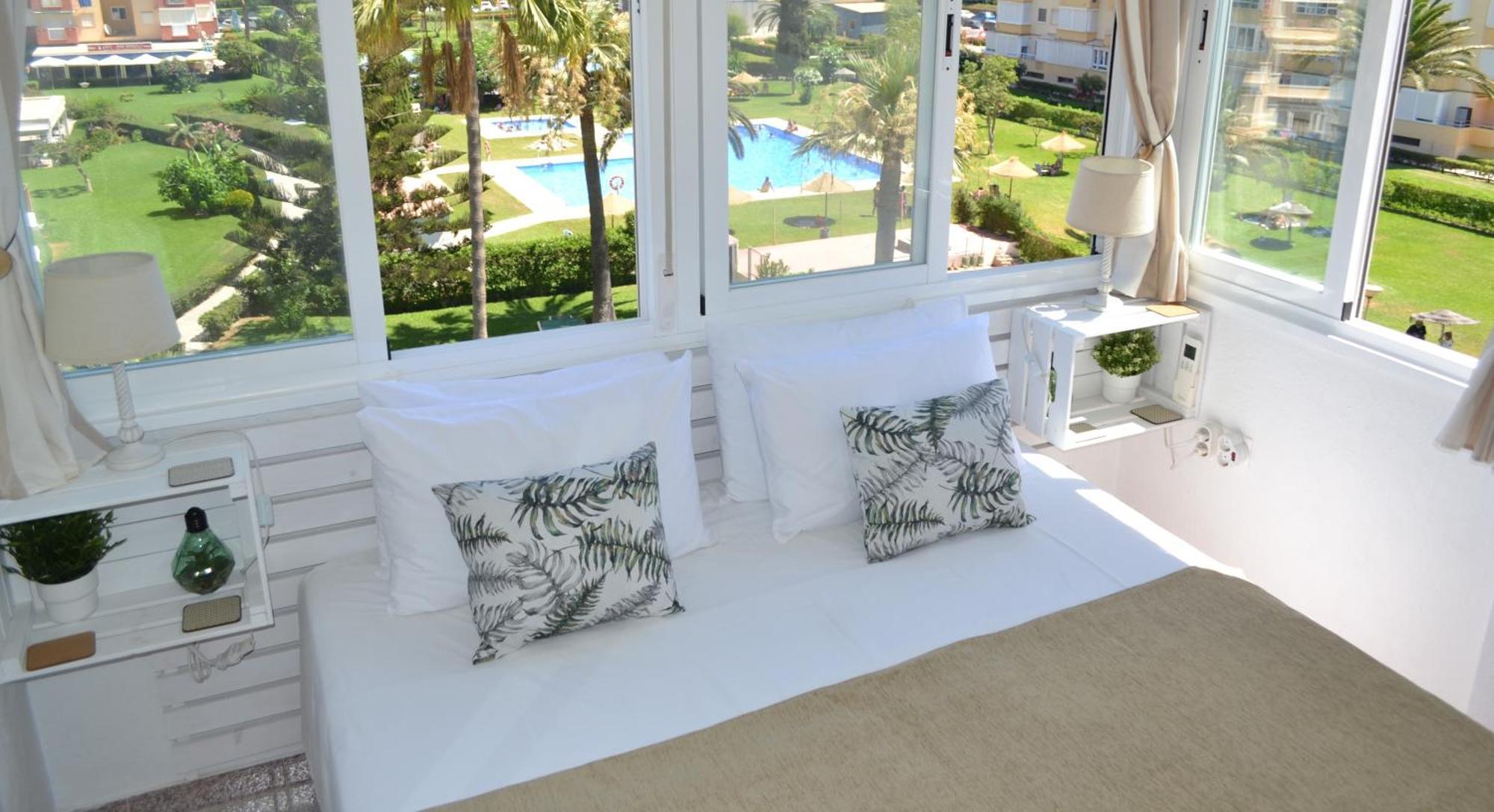Spacious 1 Bedroom Apartment, Beach Front, Torrox Costa Exterior foto